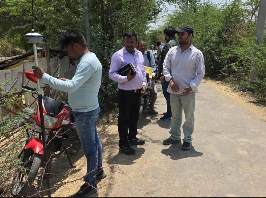 उत्तर प्रदेश के जालौन जिले के कालपी में यमुना नदी के तट के पास प्रस्तावित सीवेज ट्रीटमेंट प्लांट (एसटीपी) स्थल का निरीक्षण करते राजस्व टीम और अधिकारी