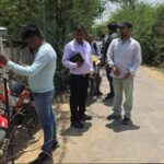 उत्तर प्रदेश के जालौन जिले के कालपी में यमुना नदी के तट के पास प्रस्तावित सीवेज ट्रीटमेंट प्लांट (एसटीपी) स्थल का निरीक्षण करते राजस्व टीम और अधिकारी