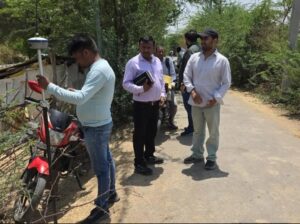 उत्तर प्रदेश के जालौन जिले के कालपी में यमुना नदी के तट के पास प्रस्तावित सीवेज ट्रीटमेंट प्लांट (एसटीपी) स्थल का निरीक्षण करते राजस्व टीम और अधिकारी