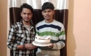 बुंदेलखंड एक्सप्रेसवे पर क्षतिग्रस्त बाइक और घटनास्थल पर जांच करती पुलिस टीम