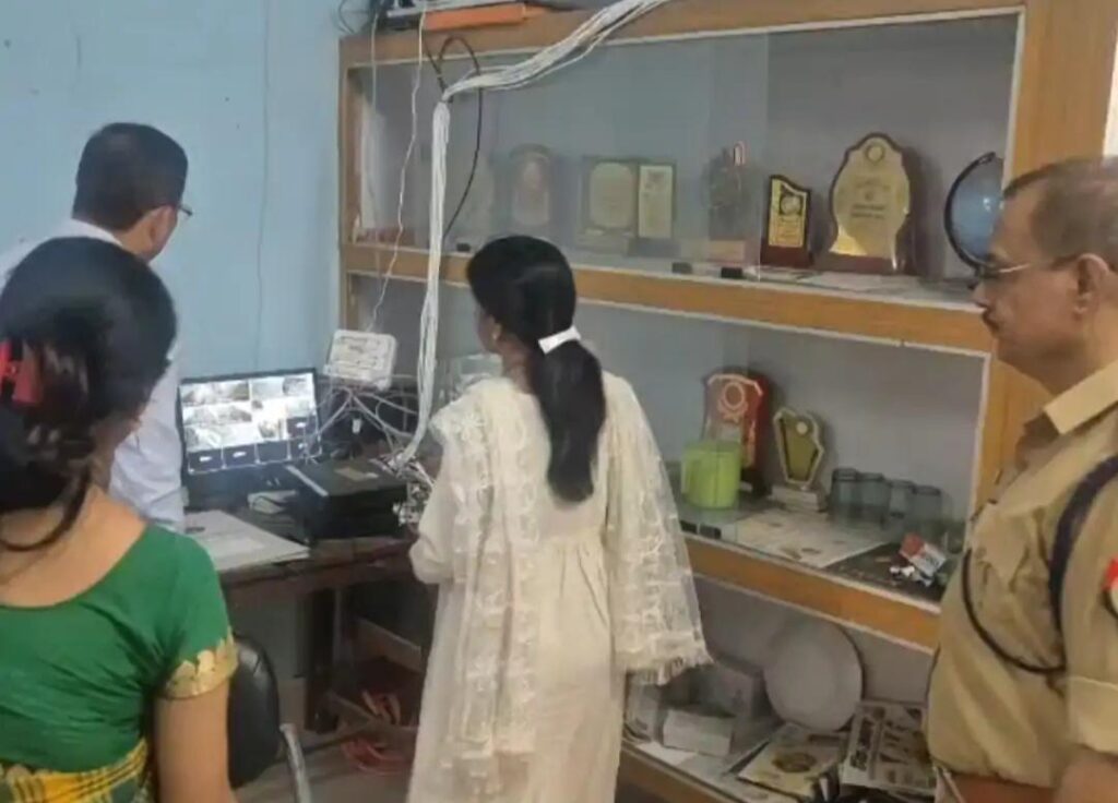 जालौन के जिलाधिकारी राजेश कुमार पांडेय और पुलिस अधीक्षक विनय कुमार सिंह उरई में होमगार्ड भर्ती परीक्षा केंद्र का बारीकी से निरीक्षण करते हुए और अधिकारियों को निर्देश देते हुए