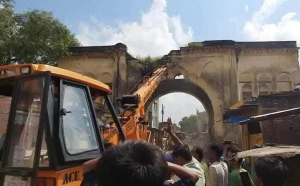 जालौन के कालपी में ऐतिहासिक उरई दरवाजे के स्थान पर बनी व्यावसायिक दुकानें और आक्रोशित स्थानीय नागरिक