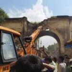 ऐतिहासिक नगरी कालपी की पहचान पर संकट: अस्तित्व खो चुका 'उरई दरवाजा' अब बना व्यावसायिक परिसर, नगरवासियों में भारी आक्रोश जालौन के कालपी में ऐतिहासिक उरई दरवाजे के स्थान पर बनी व्यावसायिक दुकानें और आक्रोशित स्थानीय नागरिक