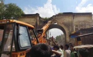 जालौन के कालपी में ऐतिहासिक उरई दरवाजे के स्थान पर बनी व्यावसायिक दुकानें और आक्रोशित स्थानीय नागरिक