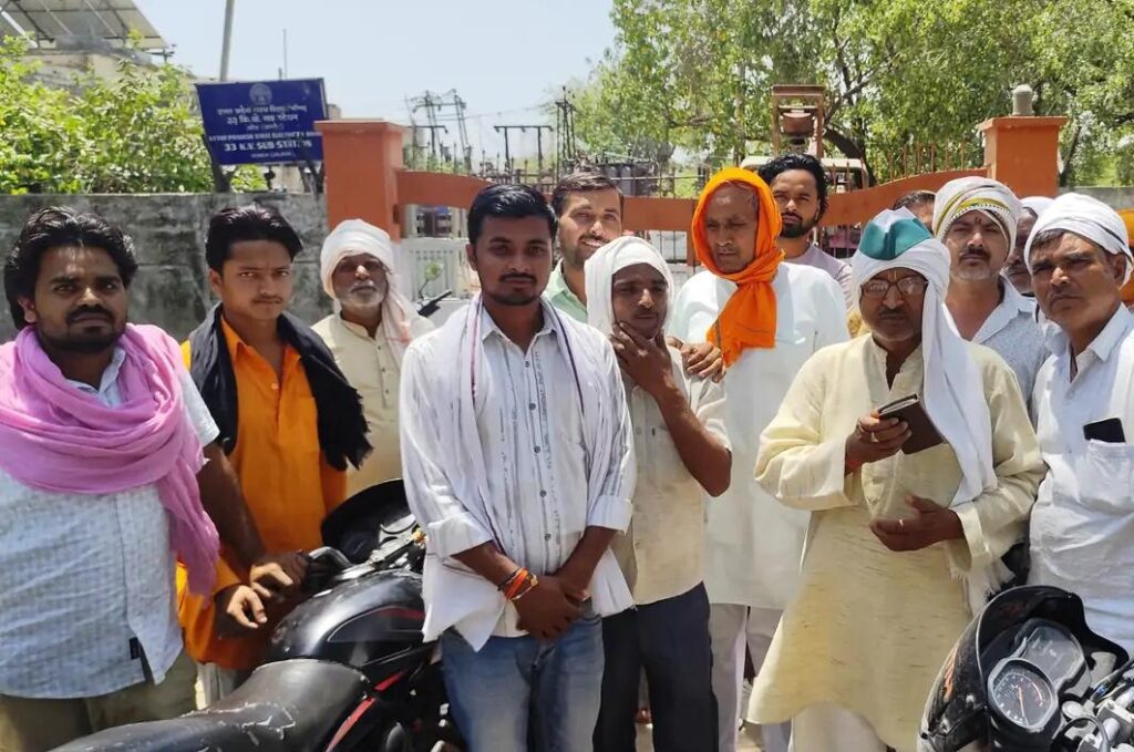 जालौन के कोंच में एसडीएम ज्योति सिंह को ज्ञापन सौंपते भारतीय किसान यूनियन के तहसील अध्यक्ष चतुर सिंह और अन्य आक्रोशित किसान