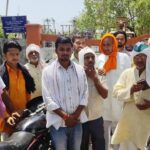 कोंच में गहराया बिजली संकट: सिंचाई के अभाव में सूख रही फसलें, आक्रोशित किसानों ने एसडीएम को सौंपा ज्ञापन जालौन के कोंच में एसडीएम ज्योति सिंह को ज्ञापन सौंपते भारतीय किसान यूनियन के तहसील अध्यक्ष चतुर सिंह और अन्य आक्रोशित किसान
