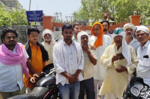 जालौन के कोंच में एसडीएम ज्योति सिंह को ज्ञापन सौंपते भारतीय किसान यूनियन के तहसील अध्यक्ष चतुर सिंह और अन्य आक्रोशित किसान