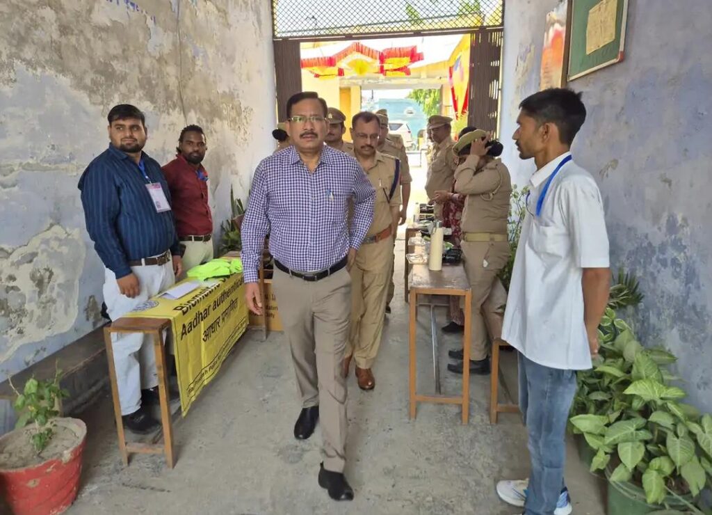 जालौन में होमगार्ड्स भर्ती परीक्षा का आगाज: कड़ी सुरक्षा और सीसीटीवी की निगरानी में पहले दिन की परीक्षा संपन्न news image जालौन के परीक्षा केंद्र के बाहर सघन चेकिंग करते सुरक्षाकर्मी और निरीक्षण करते जिलाधिकारी राजेश कुमार पाण्डेय व पुलिस अधीक्षक