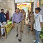 जालौन के परीक्षा केंद्र के बाहर सघन चेकिंग करते सुरक्षाकर्मी और निरीक्षण करते जिलाधिकारी राजेश कुमार पाण्डेय व पुलिस अधीक्षक