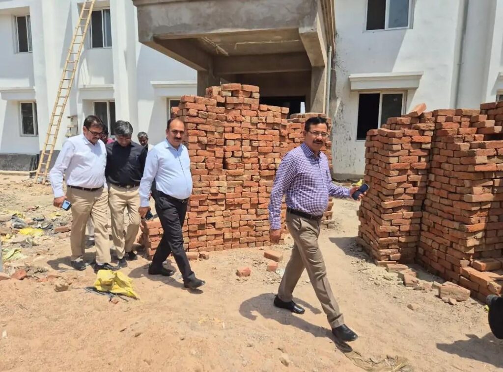जालौन जिलाधिकारी राजेश कुमार पाण्डेय निर्माणाधीन सीएमओ कार्यालय भवन का निरीक्षण करते हुए और अधिकारियों को निर्देश देते हुए
