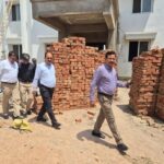 डीएम राजेश कुमार पाण्डेय का सख्त रुख: निर्माणाधीन सीएमओ कार्यालय में मिली खामियां, छज्जा तोड़ने और मानक अनुसार पुनर्निर्माण के निर्देश जालौन जिलाधिकारी राजेश कुमार पाण्डेय निर्माणाधीन सीएमओ कार्यालय भवन का निरीक्षण करते हुए और अधिकारियों को निर्देश देते हुए