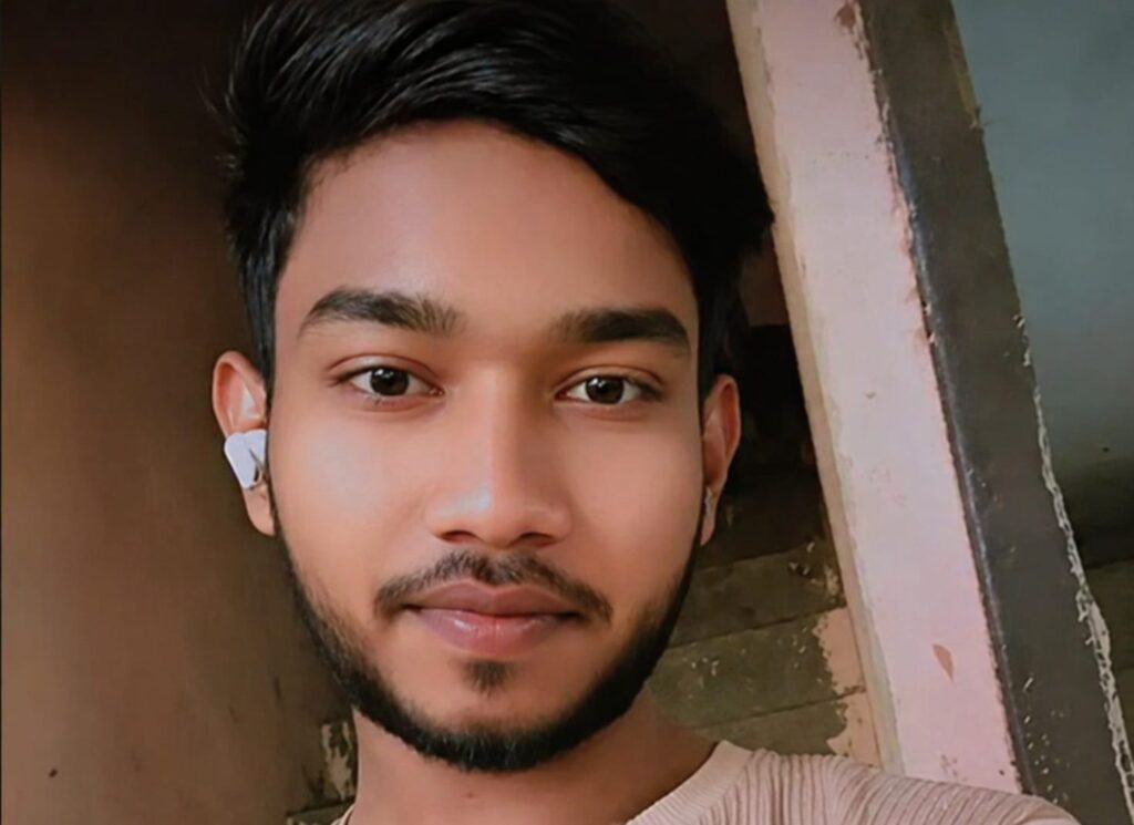 जालौन के कुठौंद में घटनास्थल पर जांच करती पुलिस और घर के बाहर जमा ग्रामीणों की भीड़।