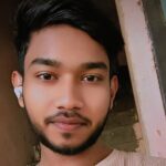 बंद कमरे में खौफनाक अंत: जालौन में युवक ने मौत को लगाया गले, 7 दिन बाद दुर्गंध आने पर खुला राज जालौन के कुठौंद में घटनास्थल पर जांच करती पुलिस और घर के बाहर जमा ग्रामीणों की भीड़।