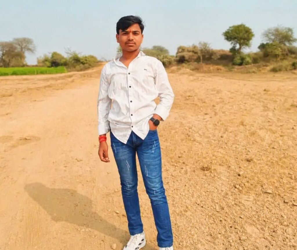 जालौन के माधौगढ़ में पेड़ से टकराई क्षतिग्रस्त कार और मौके पर मौजूद पुलिस बल का दृश्य।