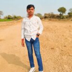 जालौन के माधौगढ़ में पेड़ से टकराई क्षतिग्रस्त कार और मौके पर मौजूद पुलिस बल का दृश्य।