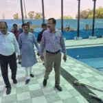 जालौन: उरई के इंदिरा स्टेडियम में आधुनिक तरणताल तैयार, मई के प्रथम सप्ताह से खिलाड़ी लगा सकेंगे डुबकी; DM ने किया निरीक्षण Jalaun News, Orai News, Indira Stadium Orai, Swimming Pool Orai, DM Rajesh Kumar Pandey, UP Sports News, Jalaun Sports, Swimming Pool Inauguration, Uttar Pradesh News, Jalaun Administration, Jal Shakti Mantri Nidhi, Youth Development, Sports Infrastructure, Orai Updates, Jalaun District, Hindi News, UP Samvad, जालौन समाचार, उरई न्यूज़, इंदिरा स्टेडियम, तैराकी प्रतियोगिता, खेल विकास, उत्तर प्रदेश खेल, जिलाधिकारी जालौन, स्थानीय खेल सुविधाएंजालौन के उरई स्थित इंदिरा स्टेडियम में नवनिर्मित आधुनिक तरणताल का निरीक्षण करते जिलाधिकारी राजेश कुमार पाण्डेय और प्रशासनिक अधिकारी