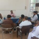 ऐट थाना परिसर में 'संपूर्ण समाधान दिवस' का आयोजन; फरियादियों की अनुपस्थिति के बीच अधिकारियों ने परखी व्यवस्थाएं जालौन के ऐट थाना परिसर में समाधान दिवस की अध्यक्षता करते नायब तहसीलदार विजय कुमार सिंह और मौजूद पुलिस बल व राजस्व कर्मी।