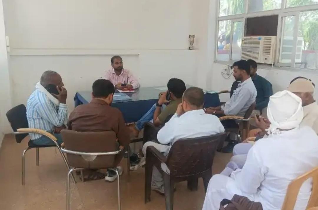 ऐट थाना परिसर में ‘संपूर्ण समाधान दिवस’ का आयोजन; फरियादियों की अनुपस्थिति के बीच अधिकारियों ने परखी व्यवस्थाएं