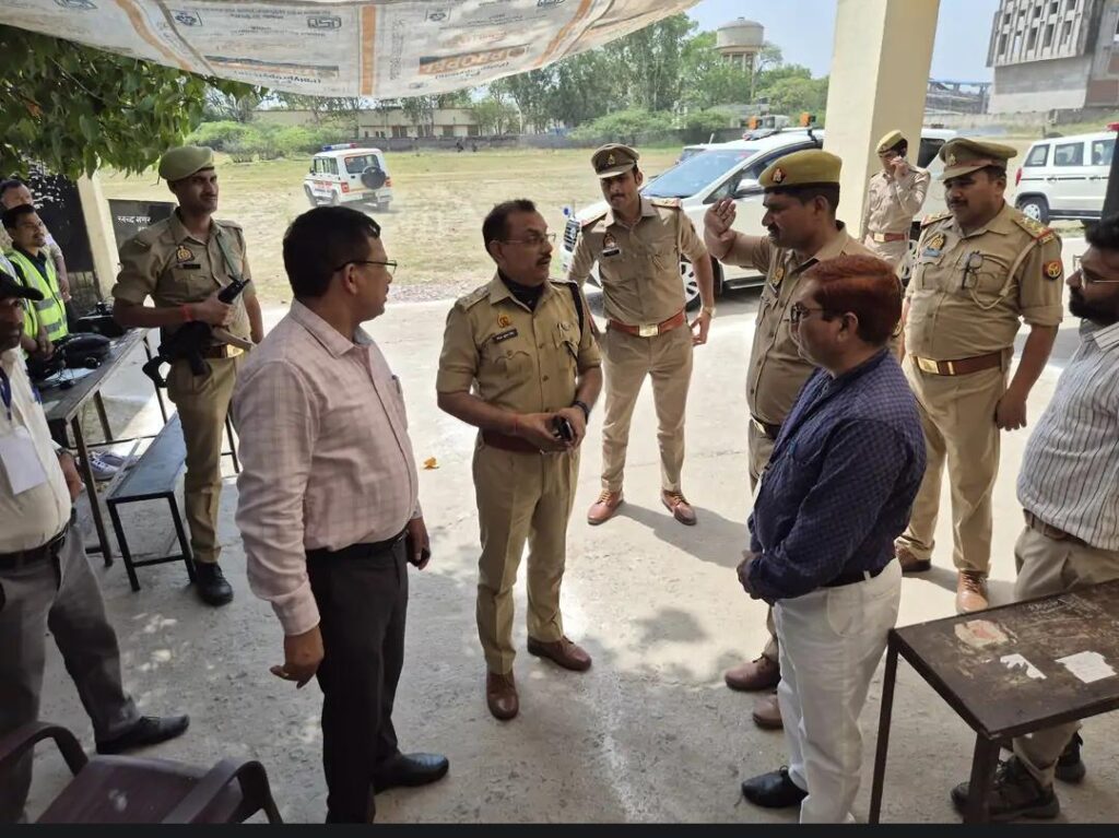 जालौन: होमगार्ड भर्ती-2025 परीक्षा का दूसरा दिन सफलतापूर्वक संपन्न, सुरक्षा और पारदर्शिता के साथ 5135 अभ्यर्थियों ने दी परीक्षा news image जालौन में होमगार्ड भर्ती परीक्षा के दौरान आईजी आकाश कुलहरी और जिलाधिकारी राजेश कुमार पाण्डेय परीक्षा केंद्र का निरीक्षण करते हुए और सुरक्षा व्यवस्था का जायजा लेते हुए