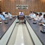 जालौन कलेक्ट्रेट सभागार में जिलाधिकारी राजेश कुमार पाण्डेय पेट्रोल पंप संचालकों और गैस डीलरों के साथ समीक्षा बैठक की अध्यक्षता करते हुए