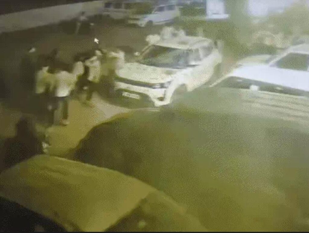 जालौन के उरई स्थित अष्टिका गेस्ट हाउस के बाहर खड़ी पुलिस और घायल बाराती, जहाँ शादी समारोह के दौरान द्वारचार की रस्म में हिंसा हुई।