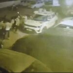 जालौन के उरई स्थित अष्टिका गेस्ट हाउस के बाहर खड़ी पुलिस और घायल बाराती, जहाँ शादी समारोह के दौरान द्वारचार की रस्म में हिंसा हुई।