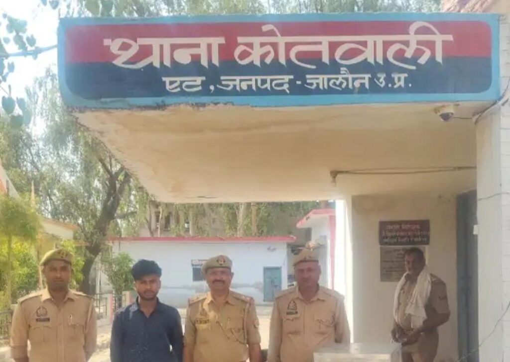 जालौन पुलिस की बड़ी कार्रवाई: एट पुलिस ने अवैध तमंचे के साथ युवक को दबोचा, अपराध नियंत्रण अभियान के तहत मिली सफलता news image जालौन की एट पुलिस टीम की निगरानी में गिरफ्तार आरोपी हरिश्चंद्र उर्फ हर्षित पटेल और उसके पास से बरामद अवैध 315 बोर तमंचा व कारतूस
