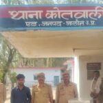 जालौन की एट पुलिस टीम की निगरानी में गिरफ्तार आरोपी हरिश्चंद्र उर्फ हर्षित पटेल और उसके पास से बरामद अवैध 315 बोर तमंचा व कारतूस