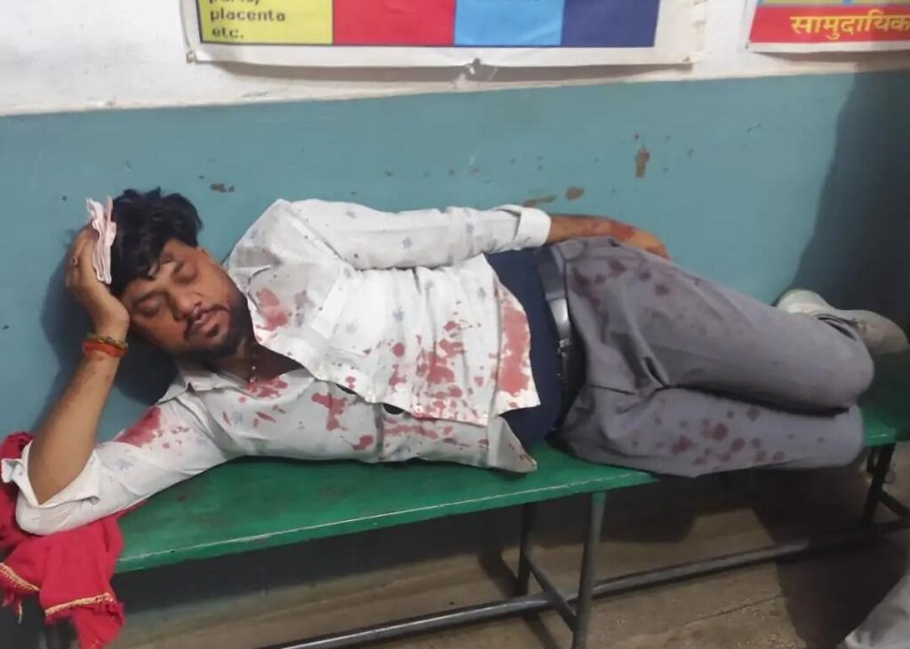 जालौन के कोंच में उरई रोड पर हुल्की माता मंदिर के पास दो मोटरसाइकिलों की भीषण भिड़ंत के बाद सड़क पर बिखरा मलबा और घायलों की मदद करते स्थानीय लोग।