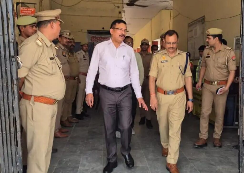 जालौन में होमगार्ड भर्ती परीक्षा के दौरान परीक्षा केंद्र का निरीक्षण करते जिलाधिकारी राजेश कुमार पाण्डेय और पुलिस अधीक्षक विनय कुमार सिंह, साथ में तैनात सुरक्षा बल और अभ्यर्थी।