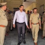 जालौन: कड़ी सुरक्षा और प्रशासनिक सतर्कता के बीच संपन्न हुई होमगार्ड्स भर्ती परीक्षा, जिलाधिकारी और एसपी ने केंद्रों पर डाला डेरा जालौन में होमगार्ड भर्ती परीक्षा के दौरान परीक्षा केंद्र का निरीक्षण करते जिलाधिकारी राजेश कुमार पाण्डेय और पुलिस अधीक्षक विनय कुमार सिंह, साथ में तैनात सुरक्षा बल और अभ्यर्थी।