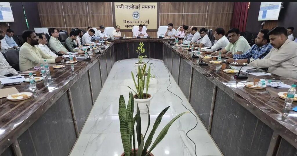 जालौन: विकास कार्यों में शिथिलता पर डीएम का कड़ा रुख; 292 परियोजनाओं की समीक्षा के बाद लापरवाह अधिकारियों को कार्रवाई की चेतावनी news image जिलाधिकारी राजेश कुमार पाण्डेय विकास भवन जालौन में अधिकारियों के साथ 292 विकास परियोजनाओं की समीक्षा बैठक की अध्यक्षता करते हुए।