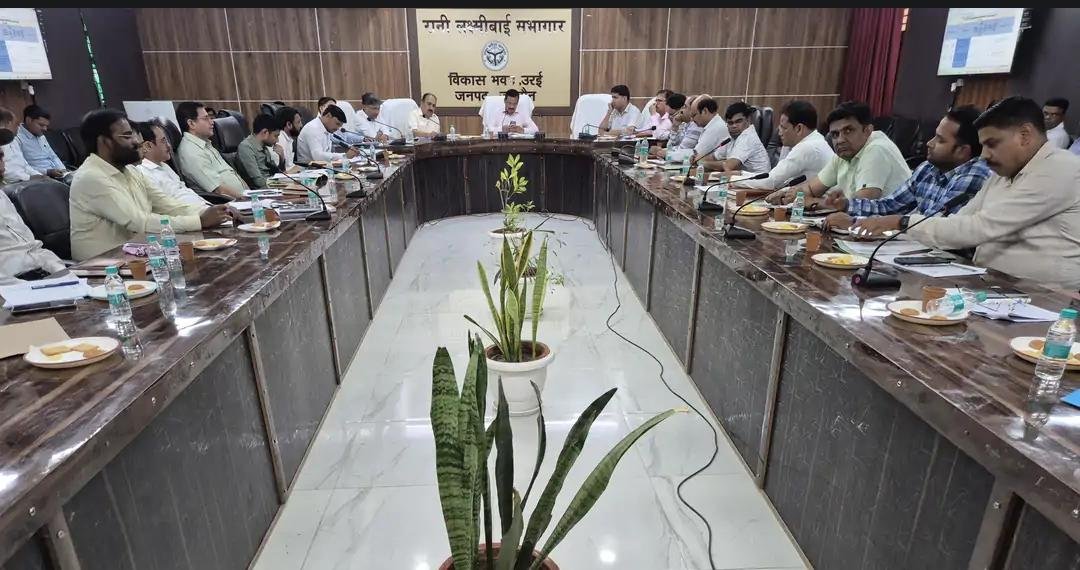 जालौन: विकास कार्यों में शिथिलता पर डीएम का कड़ा रुख; 292 परियोजनाओं की समीक्षा के बाद लापरवाह अधिकारियों को कार्रवाई की चेतावनी