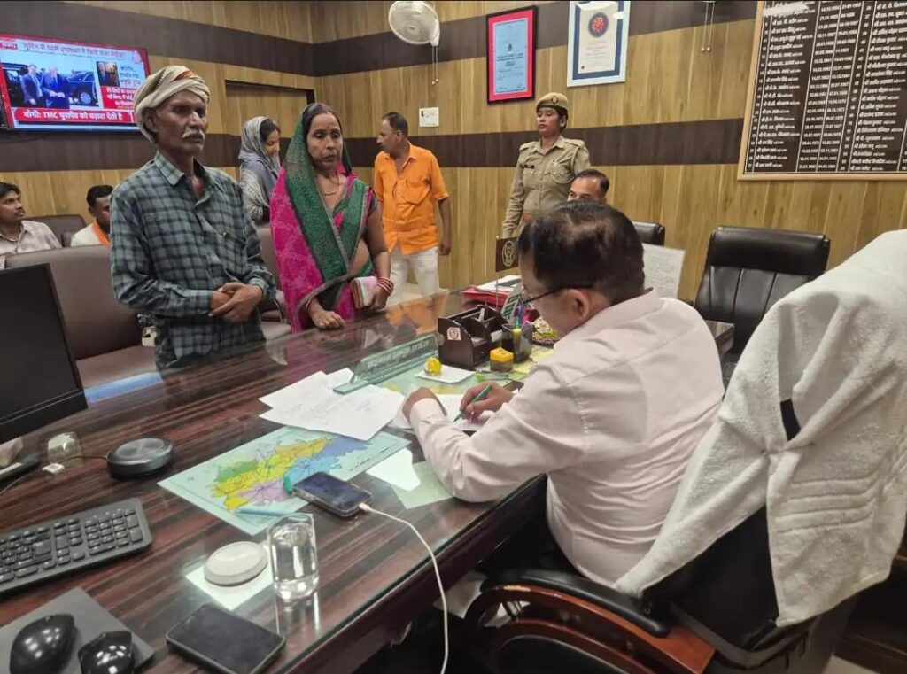 जालौन के उरई कलेक्ट्रेट में फरियादियों की समस्याएं सुनते जिलाधिकारी राजेश कुमार पाण्डेय और उपस्थित प्रशासनिक अधिकारी