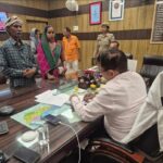 जालौन के उरई कलेक्ट्रेट में फरियादियों की समस्याएं सुनते जिलाधिकारी राजेश कुमार पाण्डेय और उपस्थित प्रशासनिक अधिकारी