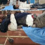जालौन के आटा टोल प्लाजा के पास सड़क हादसे के घायल पिता और बच्चों को अस्पताल ले जाते पत्रकार और मौके पर खराब खड़ी सरकारी एंबुलेंस।