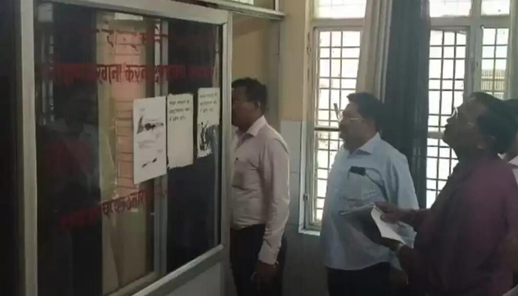 डीएम के औचक निरीक्षण से जिला अस्पताल में हड़कंप: अव्यवस्थाओं पर बरसे जिलाधिकारी, सुधार न होने पर दी सख्त कार्रवाई की चेतावनी news image जालौन के जिलाधिकारी राजेश कुमार पांडेय उरई के पुरुष जिला अस्पताल में बंद पड़े वाटर कूलर और स्वास्थ्य व्यवस्थाओं का निरीक्षण करते हुए।