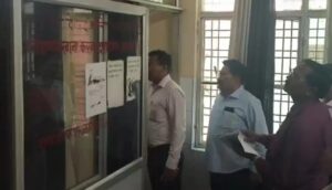 जालौन के जिलाधिकारी राजेश कुमार पांडेय उरई के पुरुष जिला अस्पताल में बंद पड़े वाटर कूलर और स्वास्थ्य व्यवस्थाओं का निरीक्षण करते हुए।