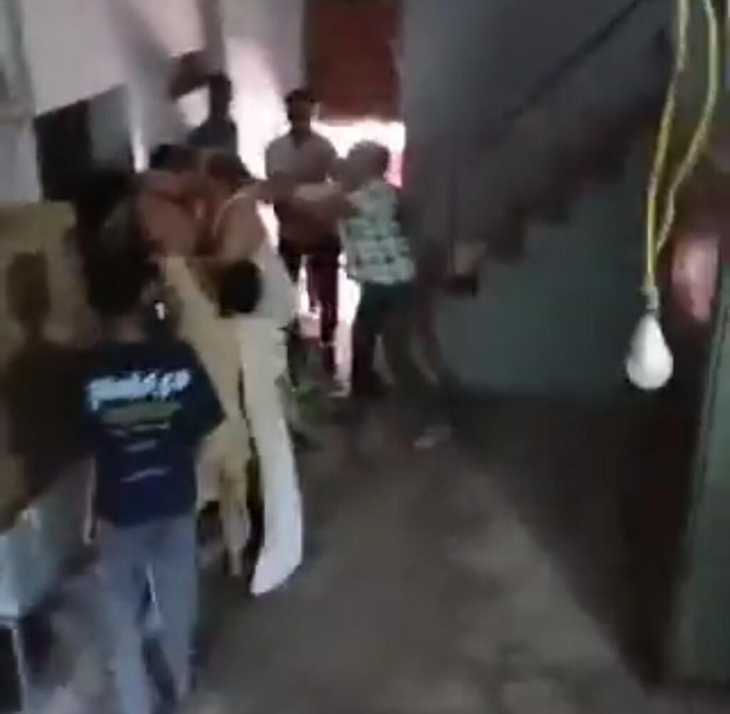 जालौन के कालपी में घायल महिला यासमीन और घटनास्थल पर जमा भीड़, साथ ही पुलिस कार्रवाई की सांकेतिक तस्वीर