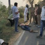 जालौन के उमरी-कुठौंद मार्ग पर क्षतिग्रस्त बाइक और घटनास्थल पर जांच करती पुलिस और एकत्रित ग्रामीणों की भीड़