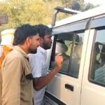 जालौन के कोंच में बिजली विभाग की विजिलेंस टीम के खिलाफ नारेबाजी और विरोध प्रदर्शन करतीं तिलक नगर की दर्जनों आक्रोशित महिलाएं