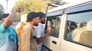 जालौन के कोंच में बिजली विभाग की विजिलेंस टीम के खिलाफ नारेबाजी और विरोध प्रदर्शन करतीं तिलक नगर की दर्जनों आक्रोशित महिलाएं