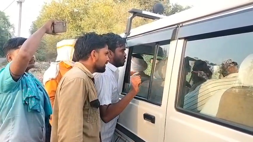 जालौन के कोंच में बिजली विभाग की विजिलेंस टीम के खिलाफ नारेबाजी और विरोध प्रदर्शन करतीं तिलक नगर की दर्जनों आक्रोशित महिलाएं