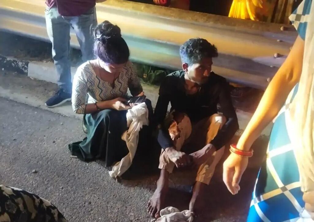 जालौन में बुंदेलखंड एक्सप्रेस-वे पर क्षतिग्रस्त डबल डेकर बस और बालू से भरा ओवरलोड ट्रक, मौके पर मौजूद पुलिस और राहत बचाव दल।