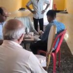 जालौन: शादी की खुशियों में घुला मिलावट का जहर, उरई में घटिया खाद्य सामग्री पर जमकर हंगामा, खाद्य विभाग ने लिए नमूने उरई में खाद्य विभाग के अधिकारी बी.के. राय की टीम दुकान से पनीर और खोये के नमूने एकत्र करते हुए, पीछे पुलिस और स्थानीय लोगों की भीड़