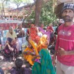 कोंच तहसील परिसर में स्मार्ट मीटर के विरोध में प्रदर्शन करती महिलाएं, हाथों में ज्ञापन और नारेबाजी करते हुए दृश्य