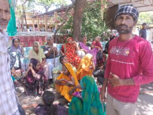 कोंच तहसील परिसर में स्मार्ट मीटर के विरोध में प्रदर्शन करती महिलाएं, हाथों में ज्ञापन और नारेबाजी करते हुए दृश्य