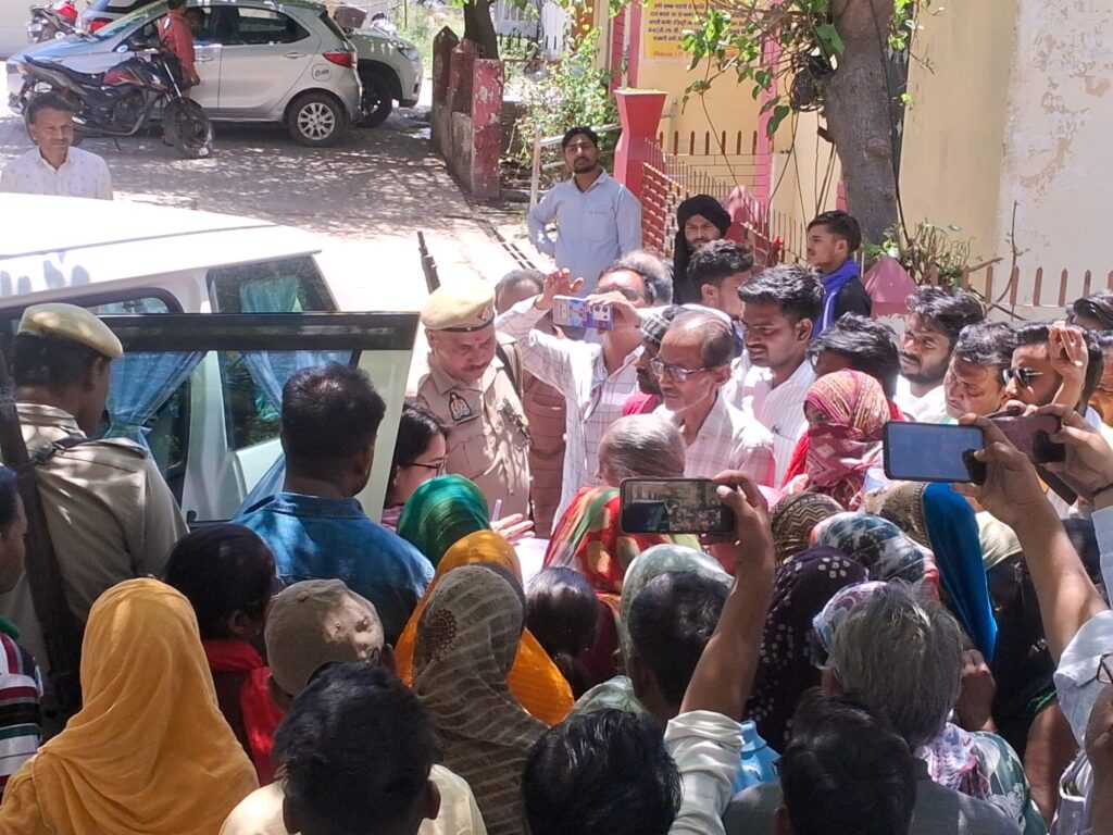 एसडीएम ज्योति सिंह कोंच को ज्ञापन देती महिलाएं