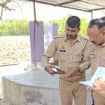 जालौन के कोंच क्षेत्र में खेत के मंदिर के पास मौजूद पुलिस टीम, जहां सुसाइड नोट लिखने के बाद अधेड़ व्यक्ति ने कुएं में कूदकर आत्महत्या कर ली।