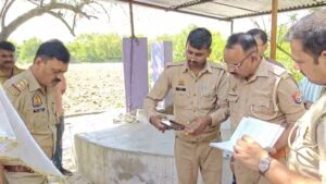 जालौन के कोंच क्षेत्र में खेत के मंदिर के पास मौजूद पुलिस टीम, जहां सुसाइड नोट लिखने के बाद अधेड़ व्यक्ति ने कुएं में कूदकर आत्महत्या कर ली।